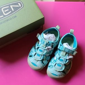 Keen sandals size 9 gently loved condition